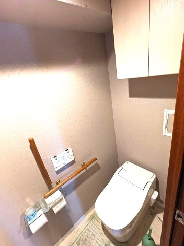 コスモ上野ロイヤルフォルムのトイレ|タンクレス温水洗浄便座、洗浄液タンク付きで自動洗浄