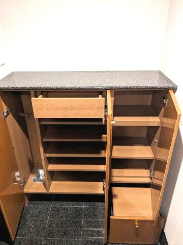 コスモ上野ロイヤルフォルムの玄関|収納式椅子付、傘入れ付、システムシューズBOX