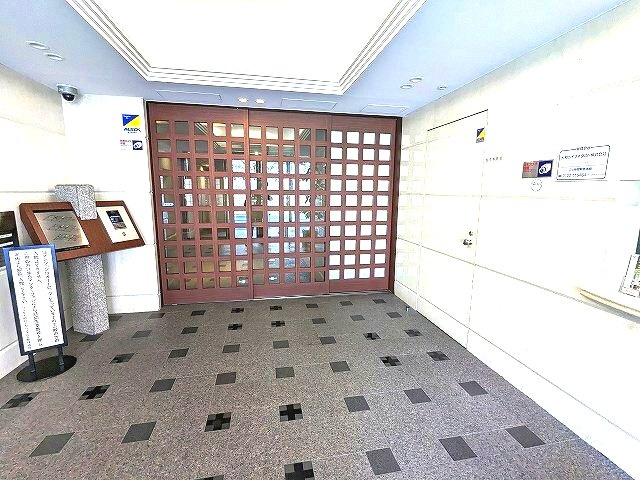 コスモ上野ロイヤルフォルムのエントランス|TVモニター付オートロックセキュリティ、瀟洒で管理良好なエントランス