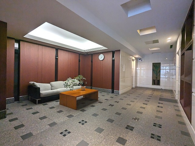 コスモ上野ロイヤルフォルムのロビー|瀟洒で管理良好なロビー