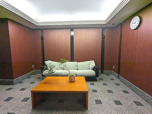 コスモ上野ロイヤルフォルムの設備|瀟洒で管理良好なロビー