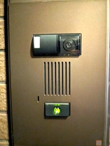 コスモ上野ロイヤルフォルムの設備|玄関にもTVモニター付インターホンセキュリティ