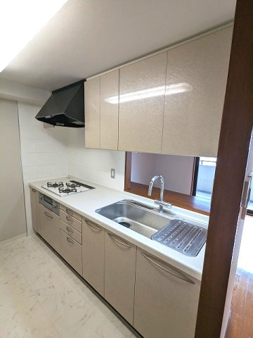 コスモ上野ロイヤルフォルムの設備|グリル付ガス3口システムカウンターキッチン、瀟洒でお手入れ楽なガラストップコンロ、浄水器