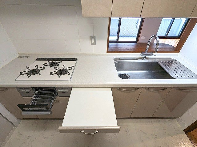 コスモ上野ロイヤルフォルムの設備|グリル付ガス3口システムカウンターキッチン、瀟洒でお手入れ楽なガラストップコンロ、浄水器、収納式作業台付