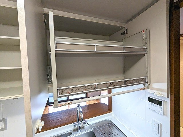 コスモ上野ロイヤルフォルムの設備|キッチン上部に手前に引き出せるシステム収納