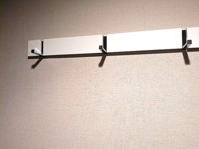 コスモ上野ロイヤルフォルムの設備|玄関にコートフック付き