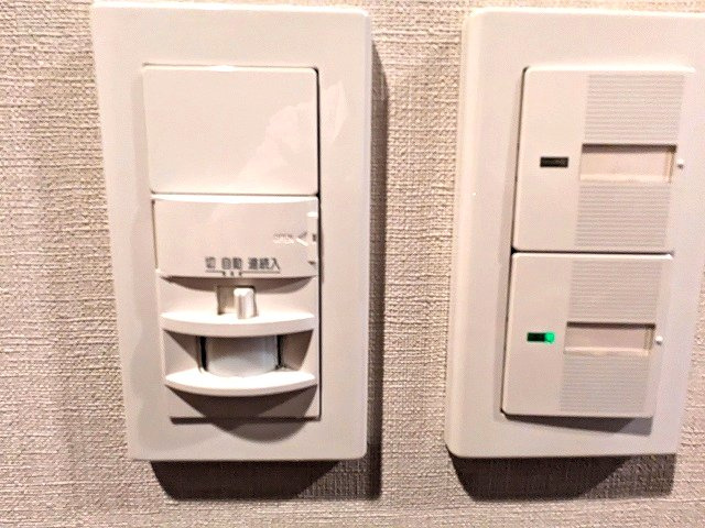 コスモ上野ロイヤルフォルムの設備|人感センサー付玄関ライト