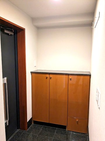 コスモ上野ロイヤルフォルムの設備|ディンプルキーのダブルロックセキュリティ、人感センサー付玄関ライト、コートフック付き、収納椅子付きシューズＢＯＸ