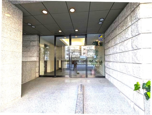 コスモ上野ロイヤルフォルムの設備|瀟洒で管理良好なエントランス