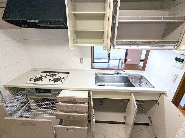 コスモ上野ロイヤルフォルムのキッチン|グリル付ガス3口システムカウンターキッチン、瀟洒でお手入れ楽なガラストップコンロ、浄水器、収納式作業台付、キッチン上部に手前に引き出せるシステム収納