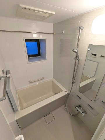 コスモ上野ロイヤルフォルムの浴室|2024年浴槽交換、窓付、追焚オートバス、浴室換気乾燥機