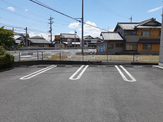 大津市真野５丁目の店舗事務所の駐車場|車をお持ちの方に嬉しい駐車場付きの物件です