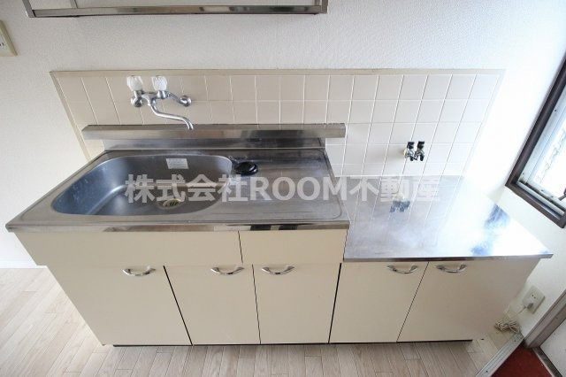 セゾンコーポ都原のキッチン|コンパクトなキッチンで掃除もラクラク