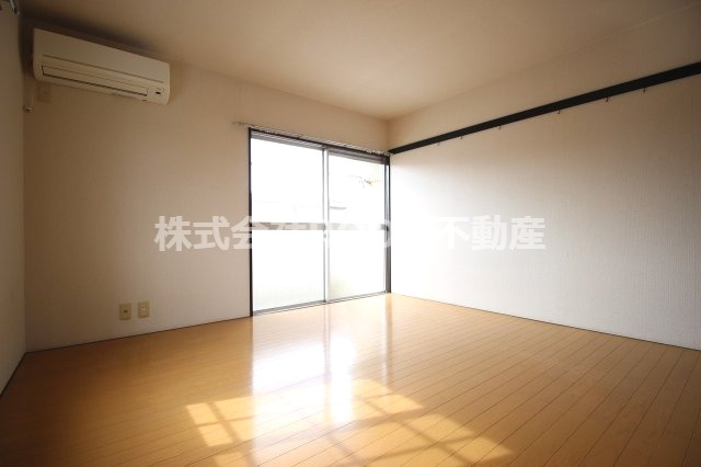 セゾンコーポ都原の洋室|コンパクトで使いやすい洋室です