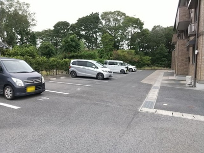 【駐車場】 | リビングタウン常盤公園B棟 | 駐車場があるので、車を買う予定の方も安心です