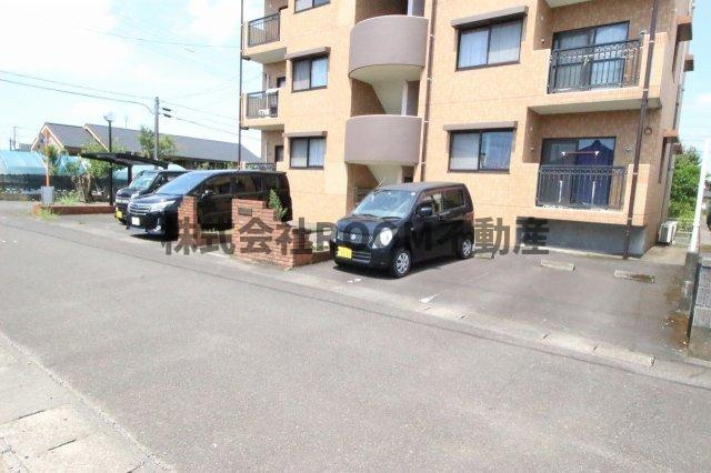 ＠フィールドの駐車場|駐車スペースもあります