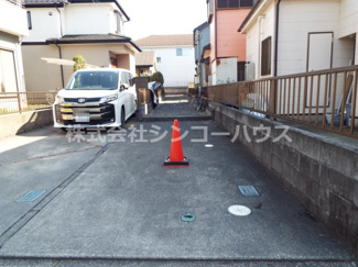 【外観】 | 北西側道路との接道は約2.7メートル。1台分の駐車スペースがあります。