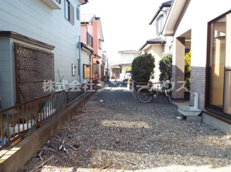 【外観】 | こちらのスペースに自転車やバイク等を置くこともできますね！