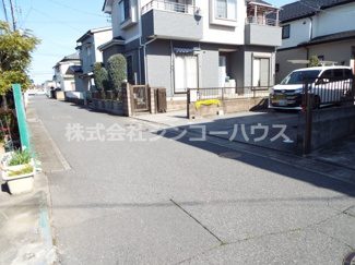 【前面道路含む現地写真】 | 前面道路の幅員は約4メートルあります。