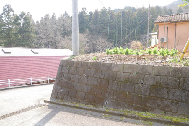 【外観】 | 土地を買う際、住む地域の自治体や福祉の補助制度にも注目してみましょう。子供や老人の医療補助やゴミ出しのルールなど、自治体によってルールに大きな違いがあるため、暮らしやすい土地で判断するとよいでしょう。