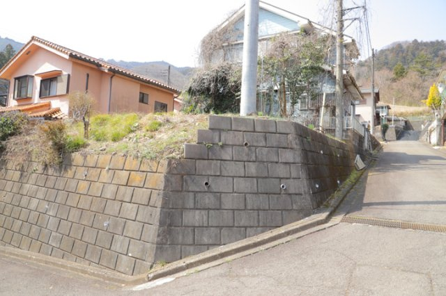 【外観】 | 現地に行くなら、物件の周囲の地形がどうなっているかを見ることも大切です。周辺より低くなっている土地では、大雨などで水が集まりやすいため、地盤が弱くなっているということも考えられるため、注意が必要です。