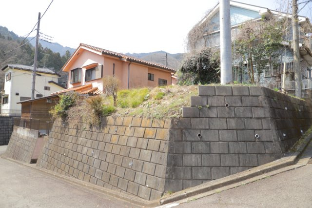 【外観】 | 隣家の土地はどうなっているのか、生活利便施設が近くにあるのか、学校まで近いかなど、お客様のライフスタイルにあわせたイメージが重要です。また、近くにあると困る施設が近くにないかも確認するといいでしょう。