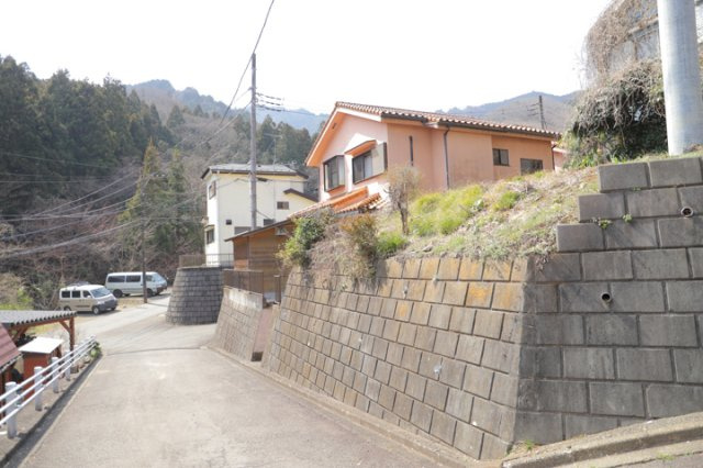 【外観】 | 家を建てる前提で土地を探している場合、地盤の丈夫さは譲れない条件の一つです。地盤が脆弱だと追加工事が必要となります。また、過去に地盤沈下や液状化現象を起こした土地は、できるだけ避けた方がいいでしょう。