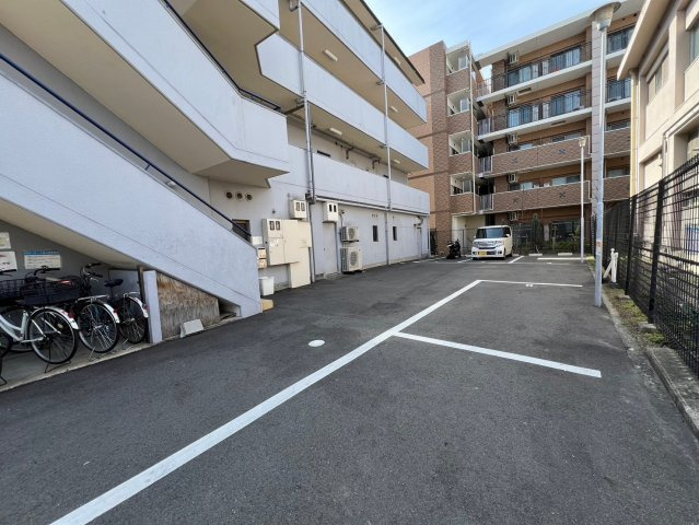 グランデージ英の駐車場