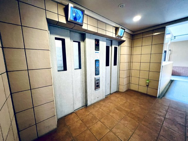 ライオンズステージキャピタルイーストのその他共用部分|エレベーターは両サイドに2基ずつあります