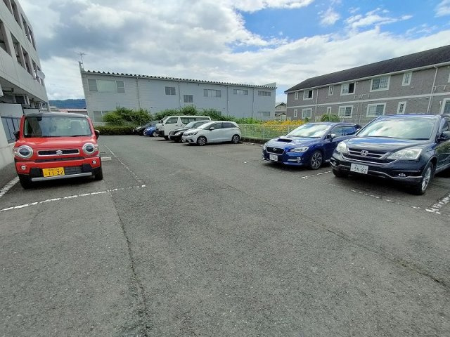 シルクコートの駐車場