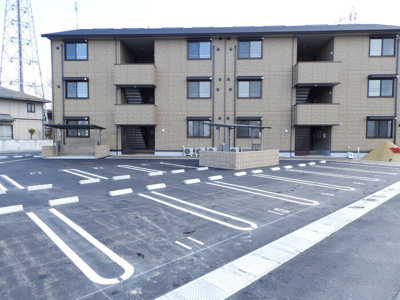 【駐車場】 | 恩田ヒルズ | 車をお持ちの方に嬉しい駐車場付きの物件です