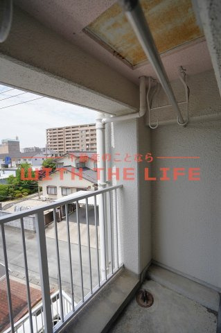 石村ビル【キャッシュバック対象物件】のバルコニー|外からの目が気にならないバルコニーで洗濯物が干せます