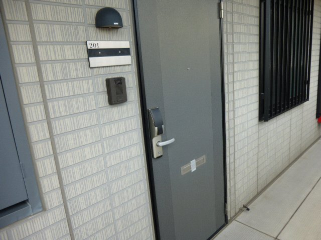 ファミール砂子A棟のエントランス