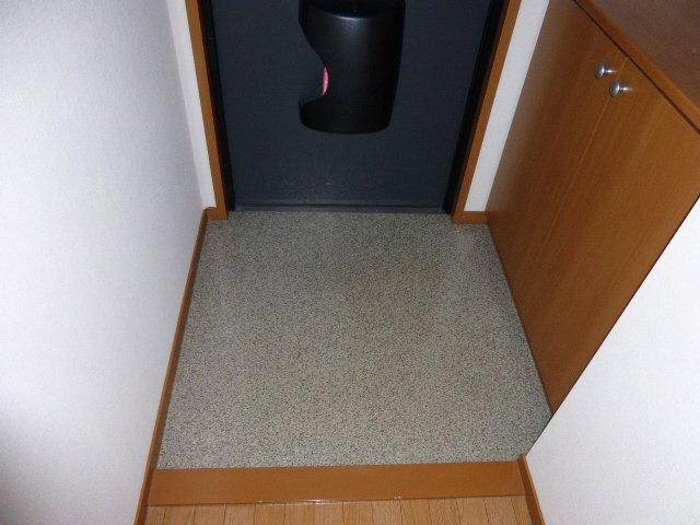 ファミール砂子A棟の玄関
