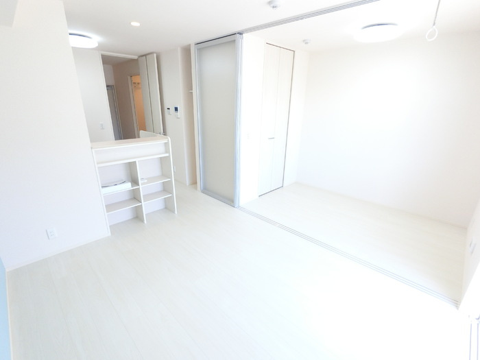 ＴＴ Annexの居間・リビング|ライトスルースクリーンで光を透しながらほどよく遮ります。