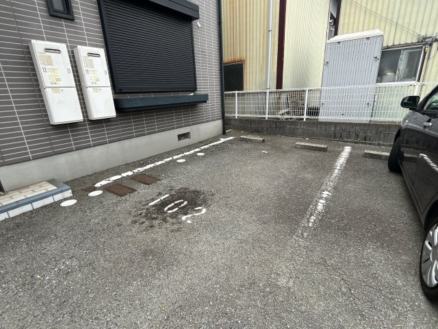 ディアス小松の駐車場