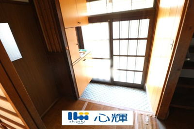 【玄関】 | 宇部市五十目山町 中古2階建（5LDK） | 収納付きで明るい玄関となっております。