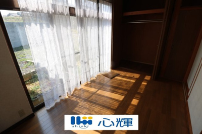 【洋室】 | 宇部市五十目山町 中古2階建（5LDK） | 1F洋室部分です。明るい日差しが差し込みます。