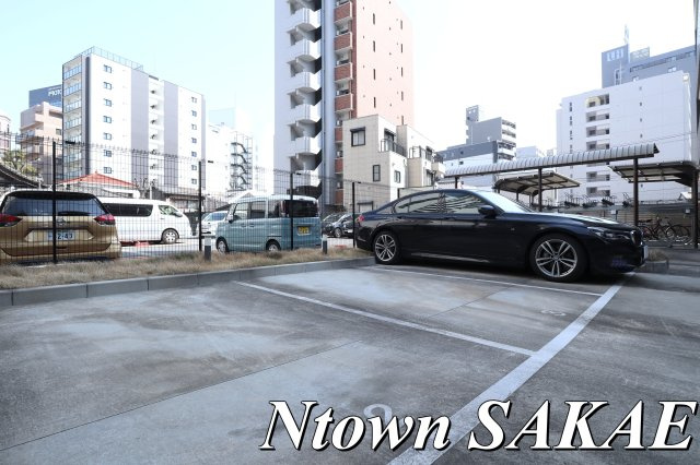 【駐車場】 | プレサンス栄ライズ | 駐車場があるので、車を買う予定の方も安心です