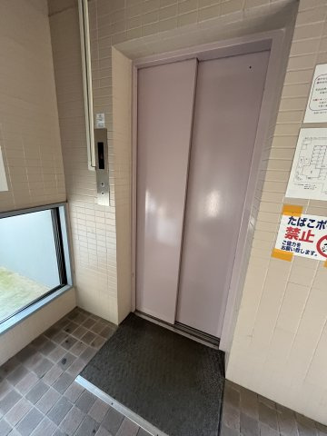 第3サンフローラルハイツの玄関