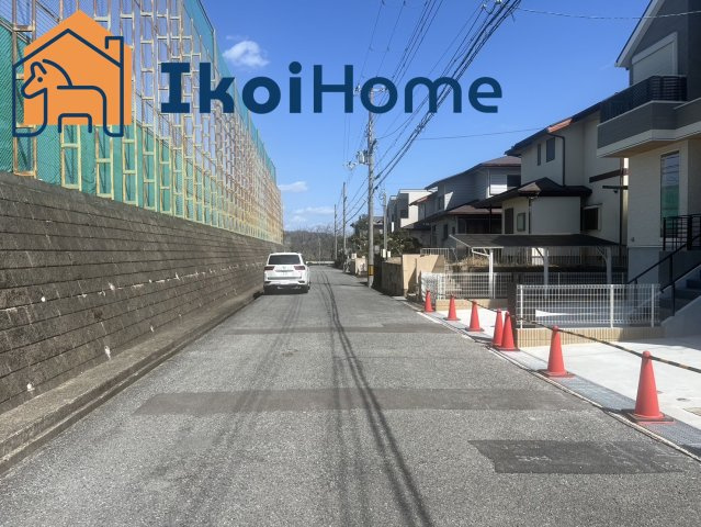 西区糀台　新築戸建　A号地の前面道路含む現地写真|～ご見学に関して～平日や夜間でもご案内可能。決まったお時間で身動きが取れない方も臨機応変に対応します