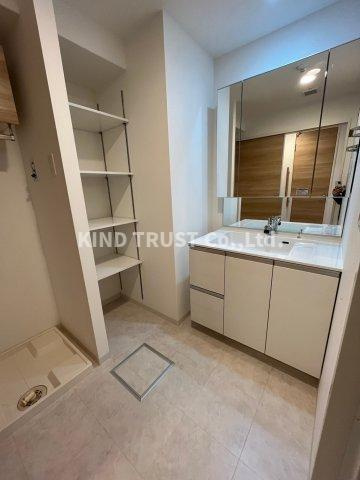 フラットレモンのキッチン|コンパクトなキッチンで掃除もラクラク