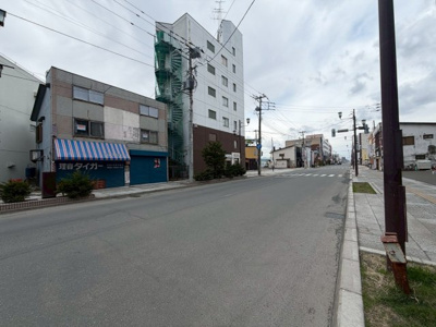 【前面道路含む現地写真】 | 北見市北６条中古住宅