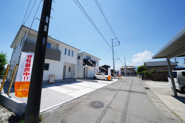 新築　渋川市半田13期　2号棟の前面道路含む現地写真|現地写真　北側接道幅員約4.4ｍ　
