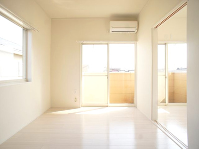 【居間・リビング】 | 府中NBマンション | 快適に過ごせるエアコンが付いています♪