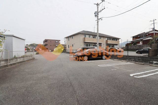 D-ROOM COCOの駐車場|車をお持ちの方に嬉しい駐車場付きの物件です