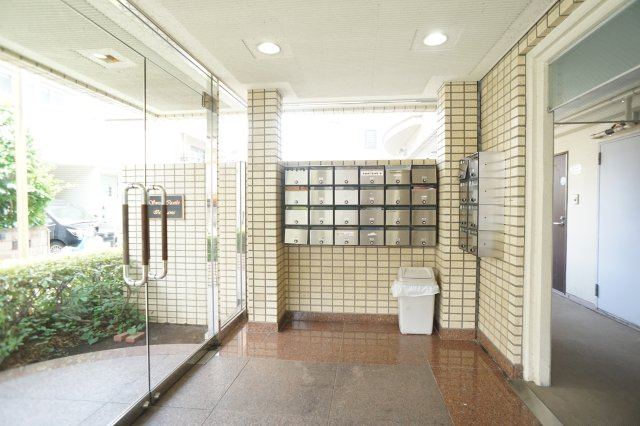 スイートキャッスル市川のロビー|エントランスには集合ポスト♪