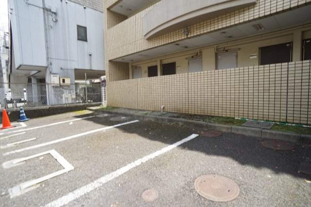 スイートキャッスル市川の駐車場|敷地内に駐車場あり♪現在、空き区画ございます♪