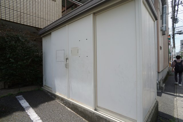 スイートキャッスル市川のその他共用部分|敷地内にゴミ置場あり♪