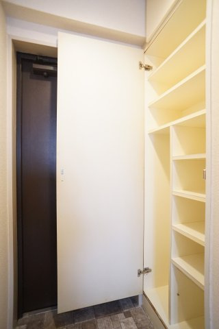 スイートキャッスル市川の玄関|玄関には大型シュ－ズBOXを設置♪